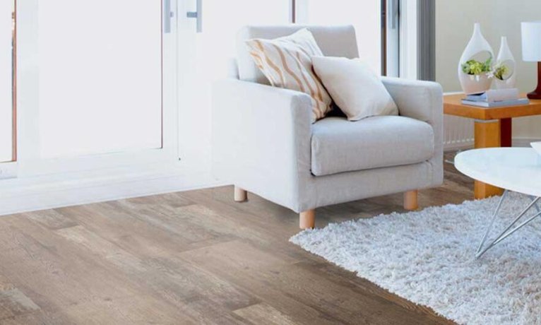 Koncept zdravé podlahy: vinylová podlaha, vinylové schody a soklové lišty