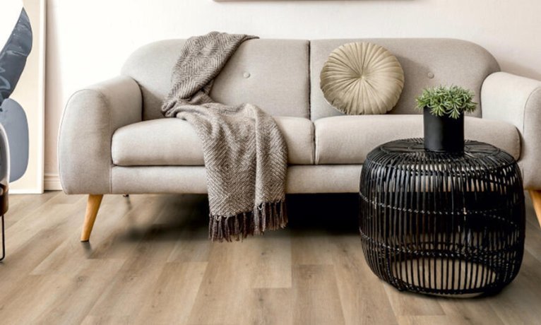 Vinyl s integrovanou podložkou: pohodlí při chůzi i při pokládce